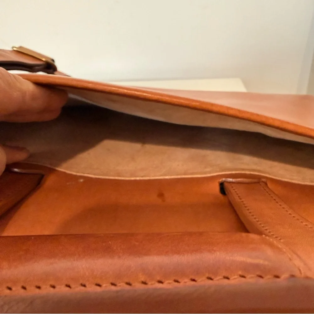 Sleek Tan Leather Briefcase with Detachable Shoulder Strap